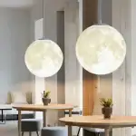 Lampe suspendue en forme de lune pour décoration intérieure.