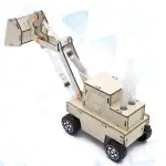 Robot scientifique en bois avec bras articulé, réservoirs et tubes pour expériences.