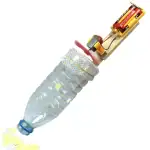 Modèle de bouteille en plastique transformée en expérience scientifique avec moteur électrique et circuit pour démonstration éducative.