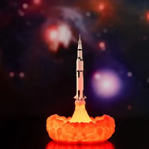 Fusée en lancement avec explosion de fumée orange, illustrant une expérience scientifique ou un modèle réduit de fusée dans un contexte éducatif ou décoratif.