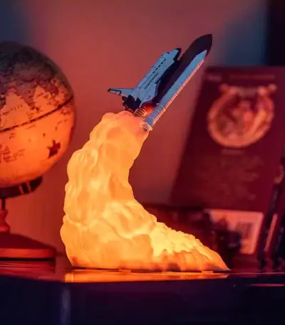 Vaisseau spatial en lancement avec effet de flamme lumineux, décoration scientifique pour un intérieur moderne et éducatif.