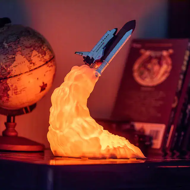 Vaisseau spatial en lancement avec effet de flamme lumineux, décoration scientifique pour un intérieur moderne et éducatif.