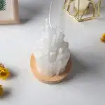 Pierre de sel de l'Himalaya en forme de cristal, idéale pour la décoration intérieure ou comme objet de méditation.