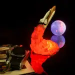 Modèle de vaisseau spatial en lancement avec une traînée de flammes orange vif, devant une planète lunaire lumineuse, créant une scène spatiale futuriste et imaginative.