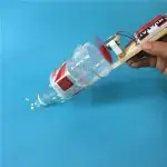 Dispositif de moteur à réaction fait maison utilisant une bouteille en plastique, un moteur électrique, une hélice et une source d'alimentation, illustrant un projet scientifique créatif.