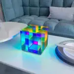 Objet scientifique en verre coloré avec éclairage LED multicolore.