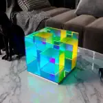 Cube en acrylique lumineux avec effets colorés, parfait pour la décoration scientifique ou moderne, apportant une touche de lumière et de couleur à votre intérieur.