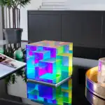 Cube lumineux en acrylique avec effets de couleurs vives, idéal pour la décoration de bureau ou espace scientifique.