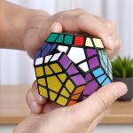 Un cube de puzzle coloré, utilisé pour la stimulation mentale et le divertissement, présenté dans un environnement intérieur avec une plante en arrière-plan.