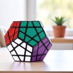 Cube de Rubik géométrique coloré, décor scientifique moderne, sur une table en bois avec une plante en arrière-plan.