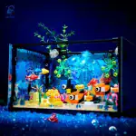 Vitrine LEGO représentant un environnement marin avec poissons colorés, coraux et plantes aquatiques, idéale pour la décoration scientifique ou éducative.