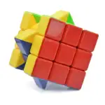Cube Rubik's coloré avec pièces rouges, jaunes, vertes et bleues, en position de rotation, illustrant un défi de logique et de puzzle.
