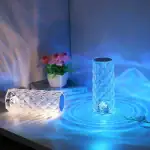 Vase en verre transparent avec éclairage LED bleu, idéal pour la décoration intérieure, ambiance moderne et élégante, parfait pour mettre en valeur fleurs et objets décoratifs.