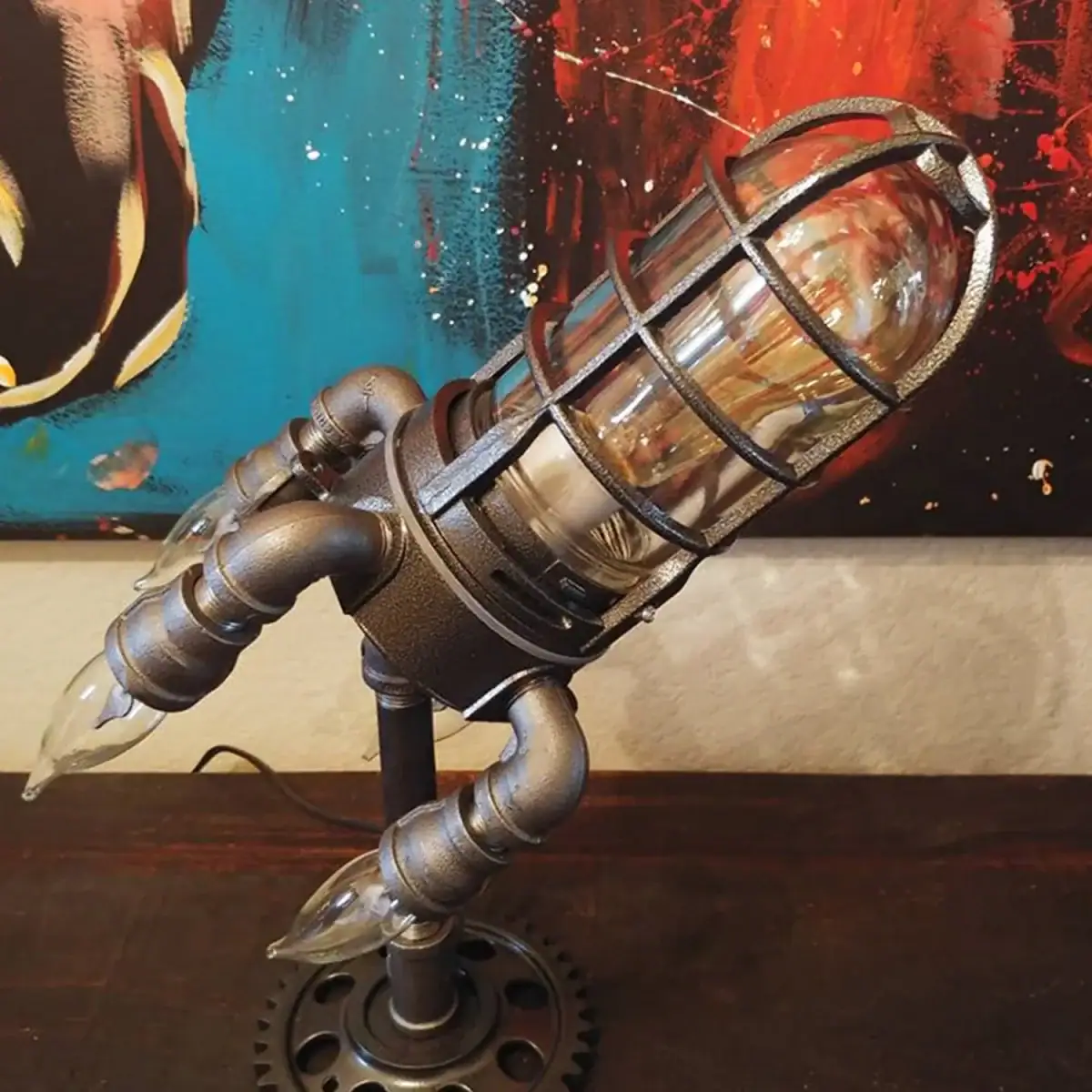 Pistolet décoratif steampunk en métal avec éléments en verre et tuyaux en cuivre, inspiré de la science-fiction et de l'esthétique industrielle. Parfait pour la décoration intérieure ou comme pièce de.