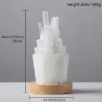 Cristal de sélénite translucide de 16 cm de hauteur, pesant environ 500 g, présenté sur un socle en bois, idéal pour la décoration et la méditation.