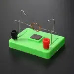 Puce de démonstration de circuit électrique avec bobine, aimants et bornes pour expériences scientifiques.
