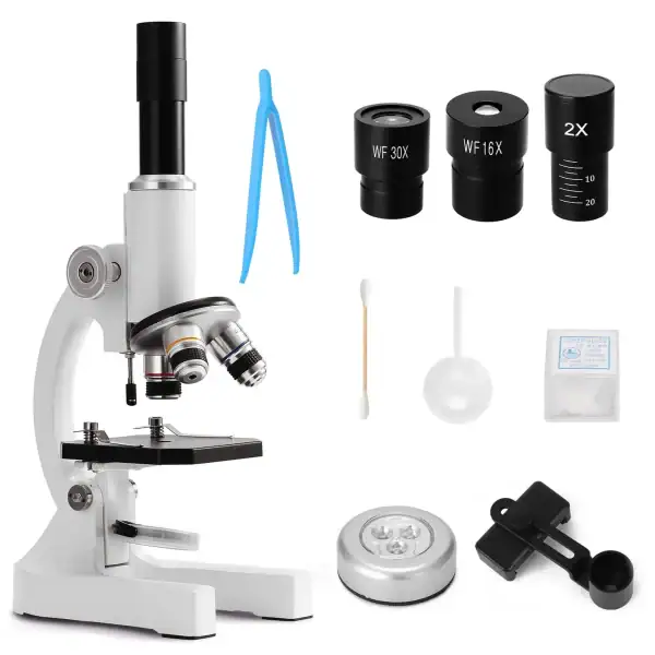 Microscope scientifique avec objectifs, pince, coton-tige, et accessoires pour expériences. Parfait pour la recherche, l'éducation et la décoration scientifique.