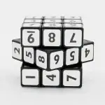 Cube numérique avec chiffres et fonctions pour décoration et apprentissage scientifique.