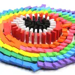 Puzzle en forme de cĆur composĂ© de blocs colorĂ©s, crĂ©ant un motif vibrant et ludique. Parfait pour la dĂ©coration ou comme objet scientifique Ă©ducatif.