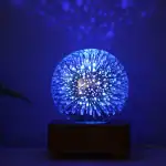 Lampe LED décorative en forme de boule avec effets lumineux étoilés bleus. Parfaite pour la décoration intérieure ou comme objet scientifique lumineux.