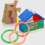 Mini maison en bois avec moulin à vent et cerceaux colorés pour décoration scientifique ou éducative.