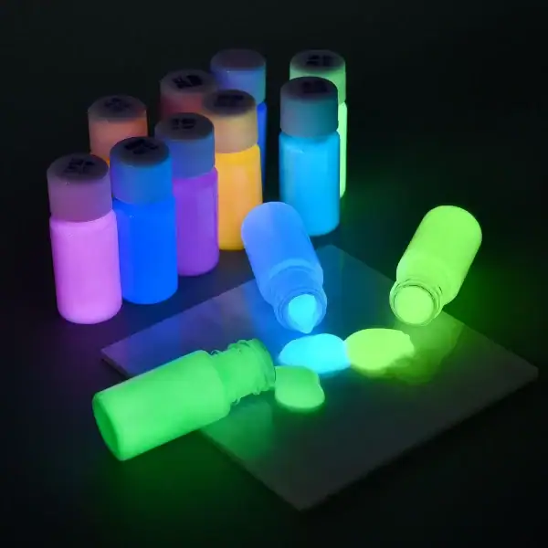 Flacons de peinture phosphorescente fluorescente émettant une lumière vive dans l'obscurité, parfaits pour la décoration et les projets artistiques lumineux.