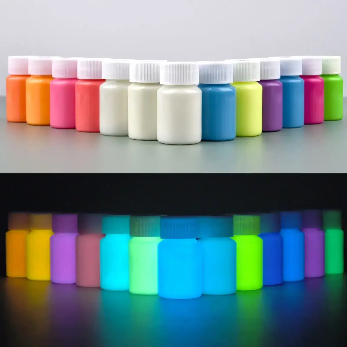Pots de peinture phosphorescente de différentes couleurs, visibles à la lumière normale et qui brillent dans l'obscurité, parfaits pour la décoration et les projets artistiques lumineux.