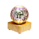 Boule à neige en verre avec motifs de cœurs lumineux, posée sur un socle en bois, idéale pour la décoration scientifique ou romantique.