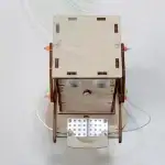 Robot éducatif en bois avec capteurs, roues et composants électroniques pour projets scientifiques et éducatifs.