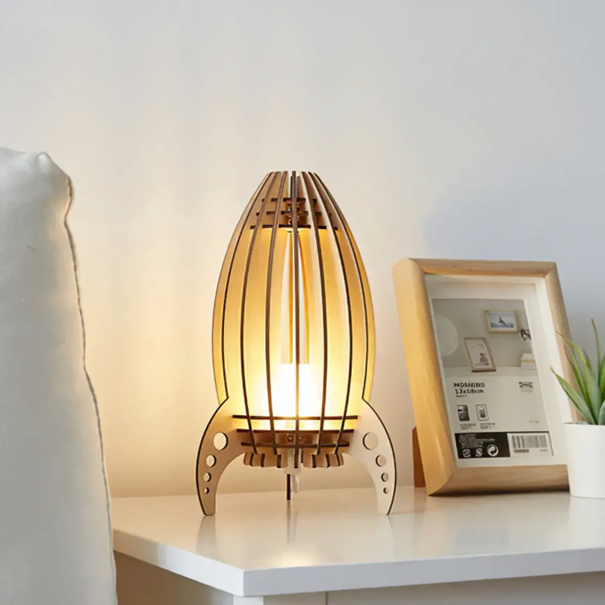 Lampe de bureau en bois avec design moderne et éclairage chaud, idéale pour un espace de travail ou de lecture.