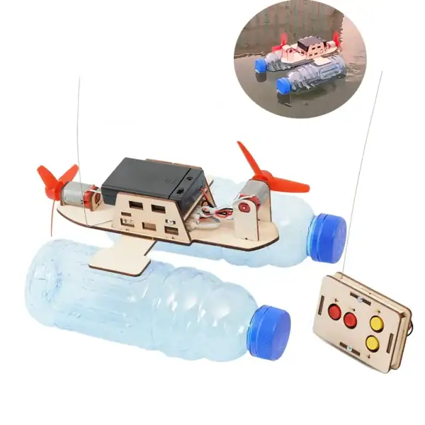 Modèle de périscope à eau fait maison avec moteur, contrôleur et bouteilles en plastique, idéal pour projets éducatifs et expériences scientifiques.