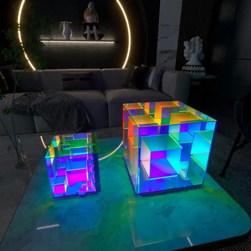 Deux cubes lumineux en acrylique coloré avec éclairage LED, décor moderne et original pour intérieur ou événement.