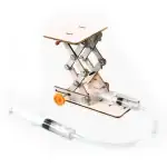 Basculeur de laboratoire en bois avec seringue et tube pour expériences scientifiques.