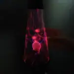 Lampe de bureau en forme de bouteille avec éclairage électrique et effets lumineux.