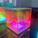 Cube lumineux en acrylique coloré pour décoration scientifique.