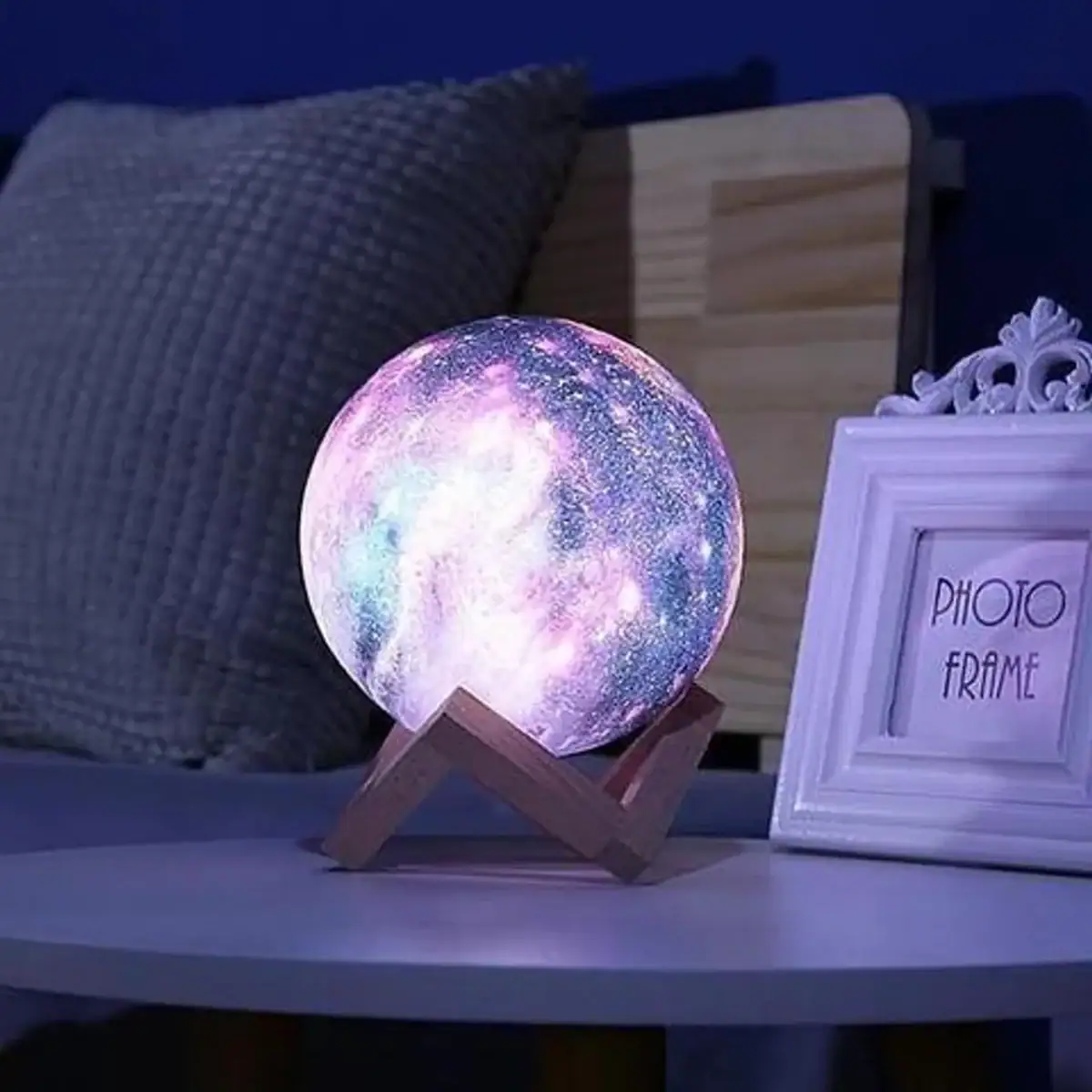 Lampe de lune 3D avec support en bois, décoration d'ambiance pour chambre ou salon, lumière douce et apaisante, objet scientifique décoratif.
