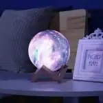 Lampe de lune 3D avec support en bois, décoration d'ambiance pour chambre ou salon, lumière douce et apaisante, objet scientifique décoratif.