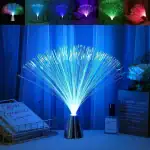 Lampe fibre optique LED bleue illuminant une pièce, créant un effet lumineux spectaculaire avec des fibres qui s'étendent en éventail. Parfaite pour la décoration d'intérieur ou comme objet scientifiq.