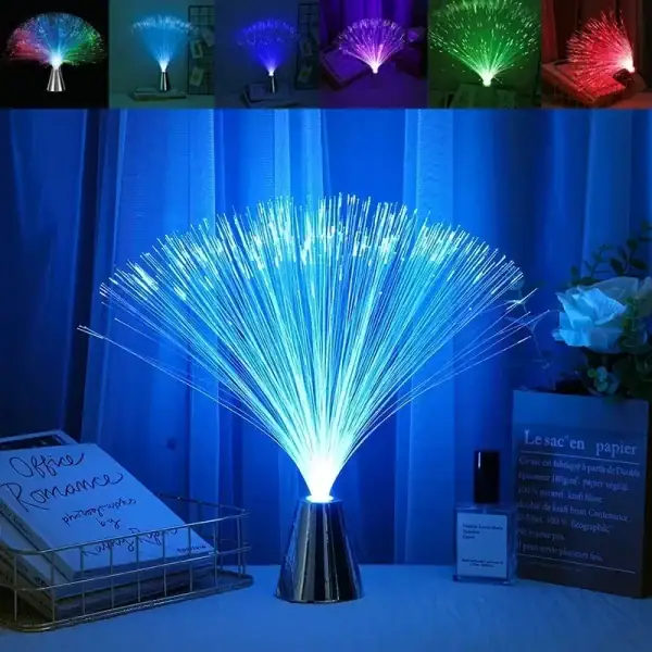 Lampe fibre optique LED bleue illuminant une pièce, créant un effet lumineux spectaculaire avec des fibres qui s'étendent en éventail. Parfaite pour la décoration d'intérieur ou comme objet scientifiq.