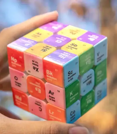 Cube de la table périodique des éléments avec des couleurs vives et des symboles chimiques.
