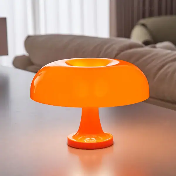 Lampe de table orange en verre soufflé, design moderne et coloré, idéale pour la décoration intérieure ou comme objet de collection scientifique.
