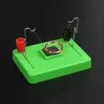Puce de démonstration électrique avec bobine, résistances et fils pour expériences scientifiques.