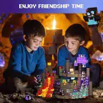 Deux jeunes garçons jouent avec des blocs de jeu en forme de cubes colorés dans un environnement mystérieux avec une lumière chaude en arrière-plan.