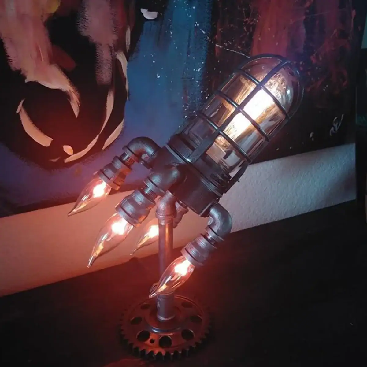 Lampe décorative en forme de pistolet à vapeur avec ampoules allumées, idéale pour une décoration industrielle ou scientifique.