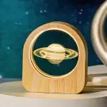 Lampe Saturne en bois avec éclairage LED, décoration scientifique moderne.