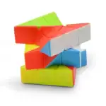Puzzle en cubes colorés pour la décoration et le divertissement, idéal pour stimuler la réflexion et la créativité.