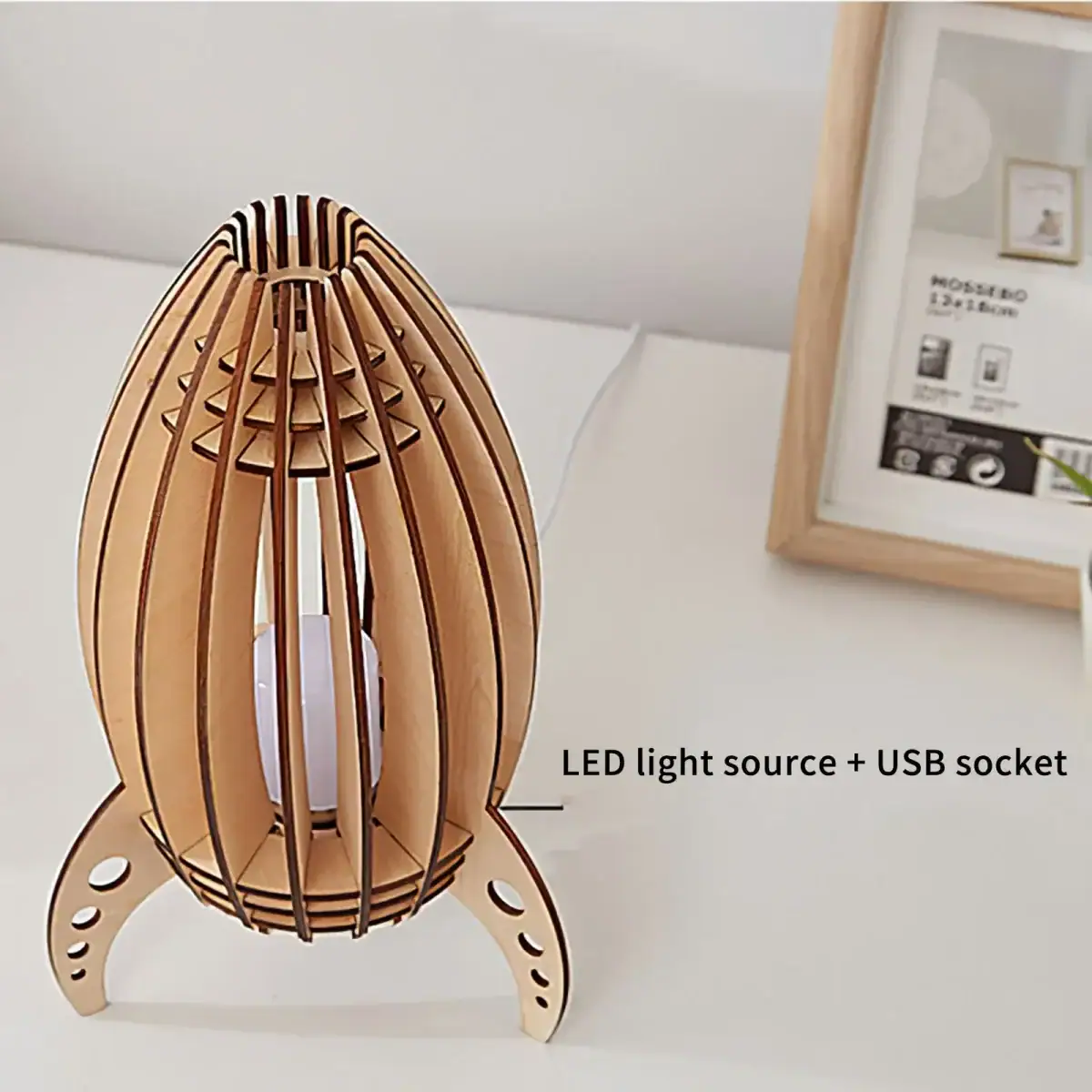 Lampe en bois avec structure en lamelles, équipée d'une source lumineuse LED et d'une prise USB pour charger ou connecter des appareils. Idéale pour la décoration moderne et fonctionnelle.