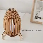 Lampe en bois avec structure en lamelles, équipée d'une source lumineuse LED et d'une prise USB pour charger ou connecter des appareils. Idéale pour la décoration moderne et fonctionnelle.