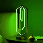 Lampe LED en forme de diamant, éclairage vert vif, décoration moderne pour intérieur, ambiance futuriste, idéale pour salon ou chambre.