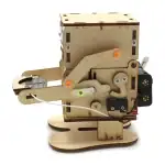 Robot éducatif en bois avec mécanismes mobiles et composants électroniques. Parfait pour apprendre la robotique et la programmation de manière ludique et interactive.